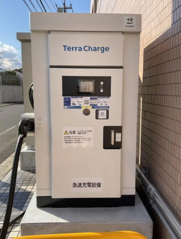 屋外に設置されたTerra Charge製のEV急速充電設備
