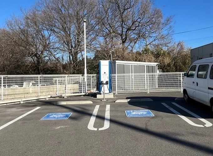 屋外に設置されたEV急速充電スタンド