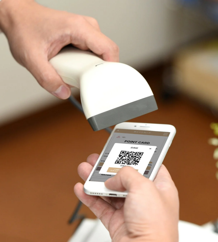 バーコードリーダーでスマートフォンの画面を読み取る様子
