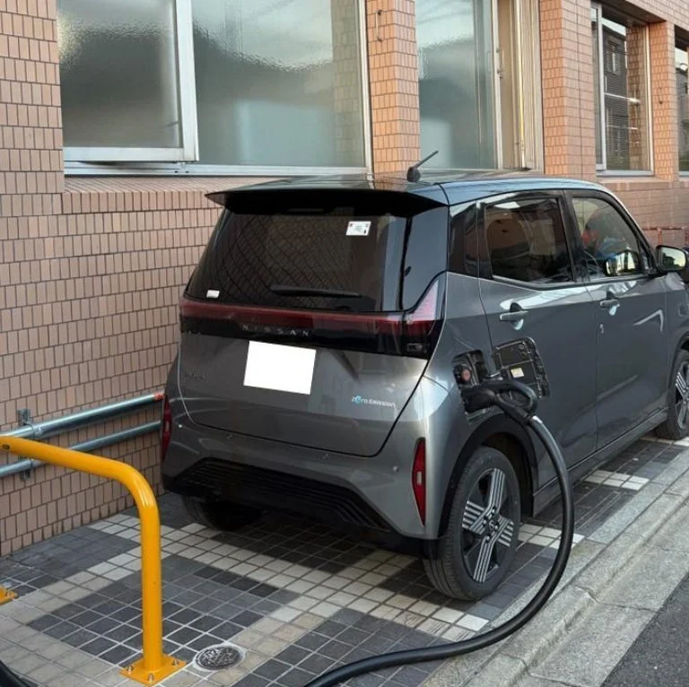 グレーの日産電気自動車が充電されている様子