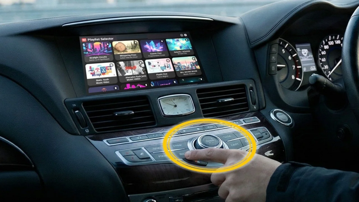 車内でマルチコントロールで操作する様子