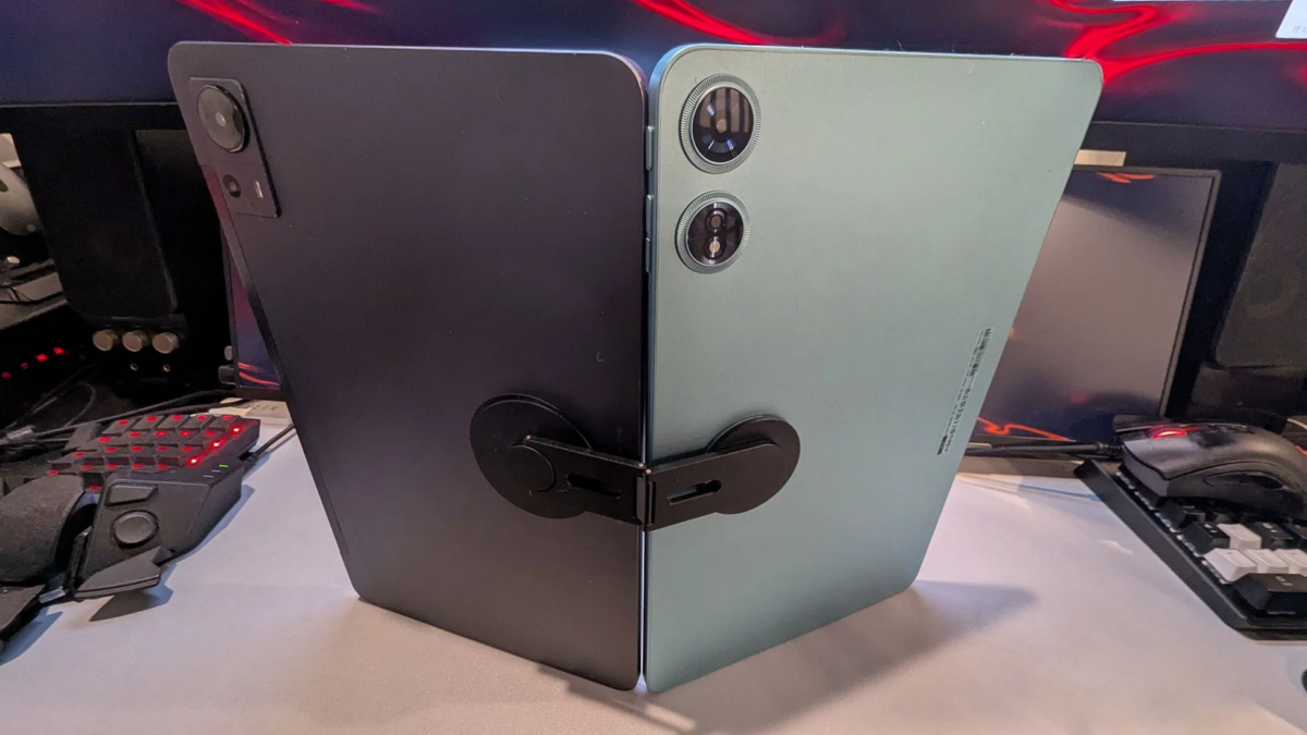 2台のタブレットが背中合わせにクリップで連結されたデスクの様子