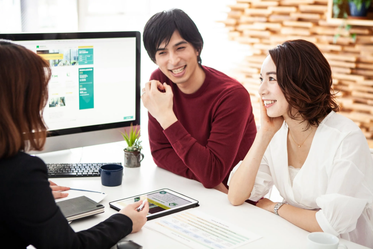 オフィスで打ち合わせをする人々