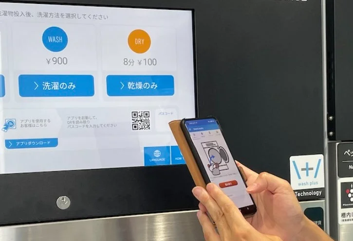 コインランドリーの操作パネルとアプリ利用画面