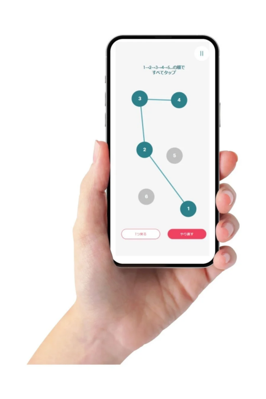 スマートフォンで数字のパズルゲームをするイメージ