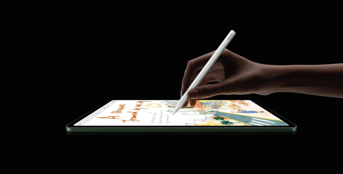 タブレットにスタイラスペンで絵を描く手元