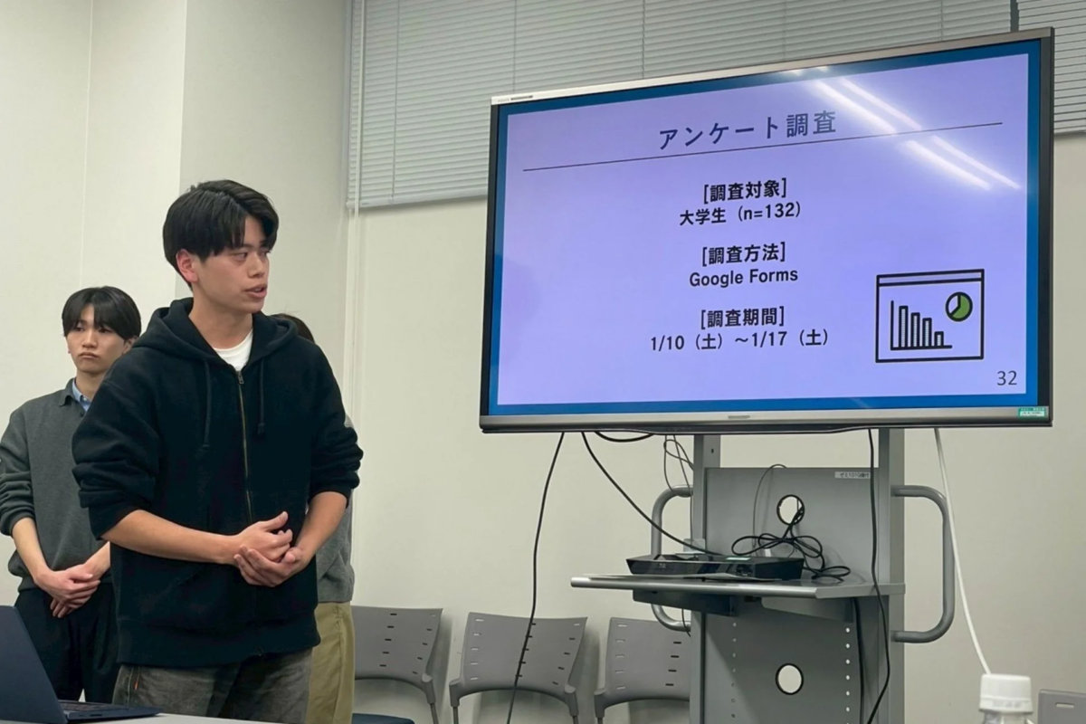 大学の教室でプレゼンテーションを行う学生