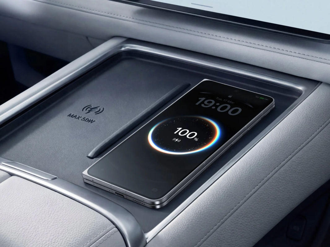車内でスマートフォンがワイヤレス充電されている様子
