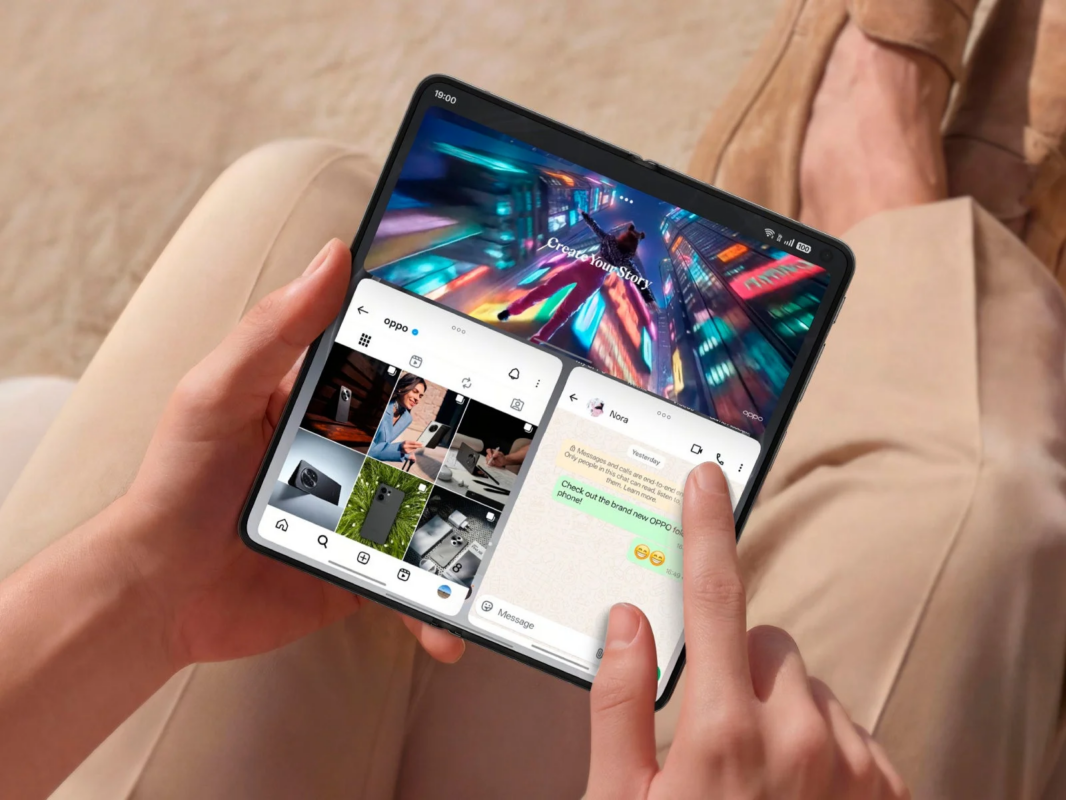 折りたたみ式スマートフォンでマルチタスクを行う様子