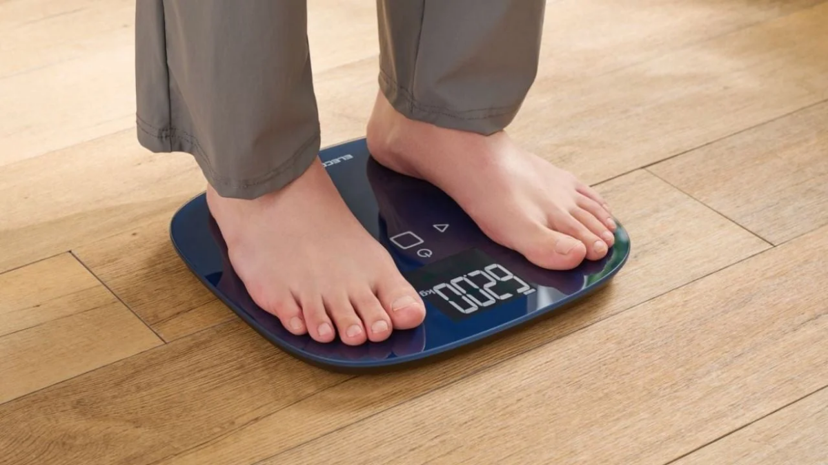 乗るだけで測定できる体組成計