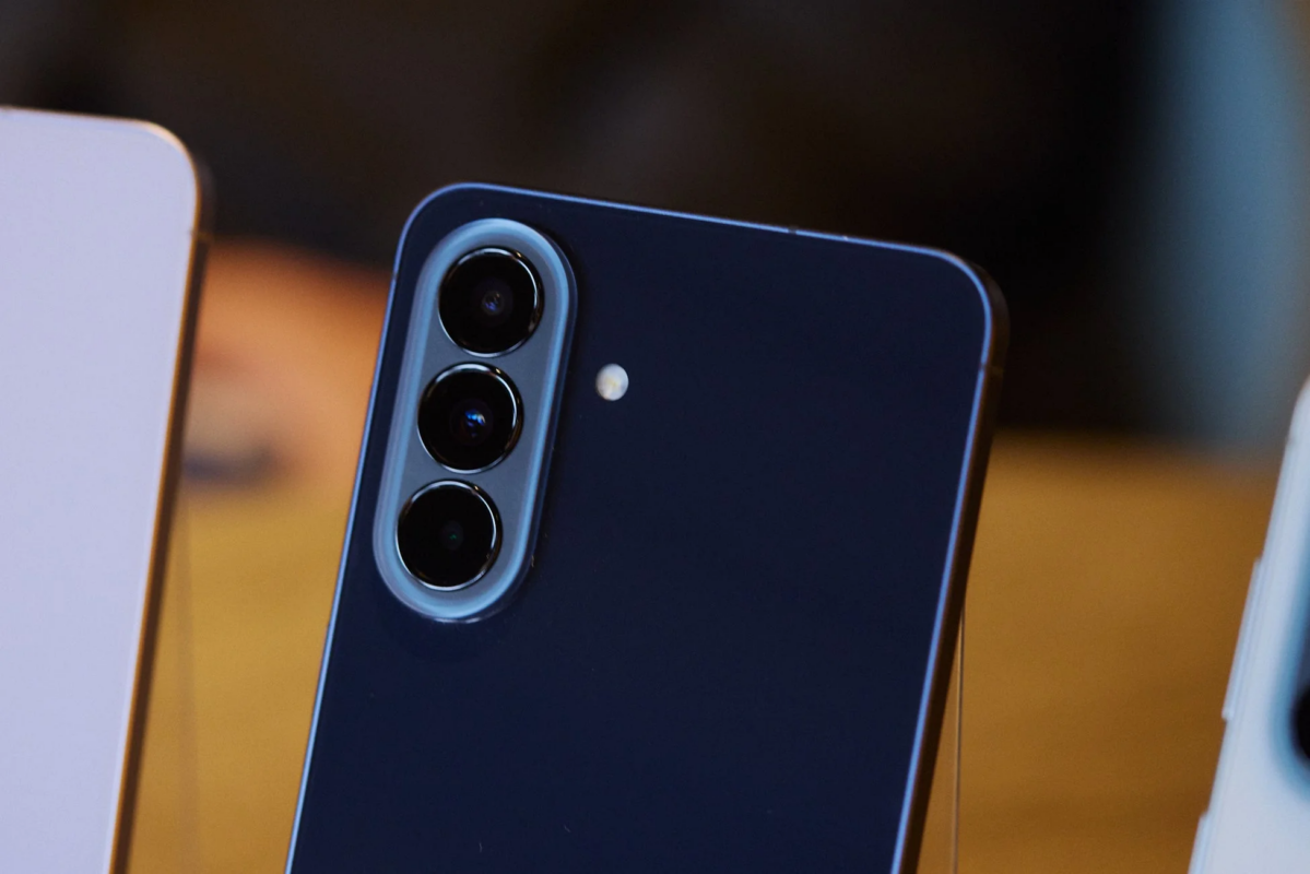 暗い青色のスマートフォンの背面をクローズアップで捉えた画像