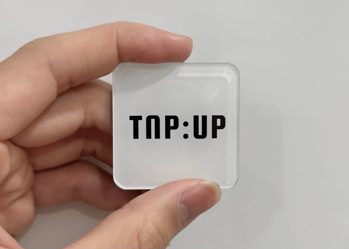 TAP:UPデバイスを手で持つ様子