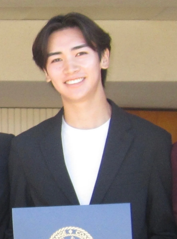 スーツ姿で笑顔の右田凱士氏