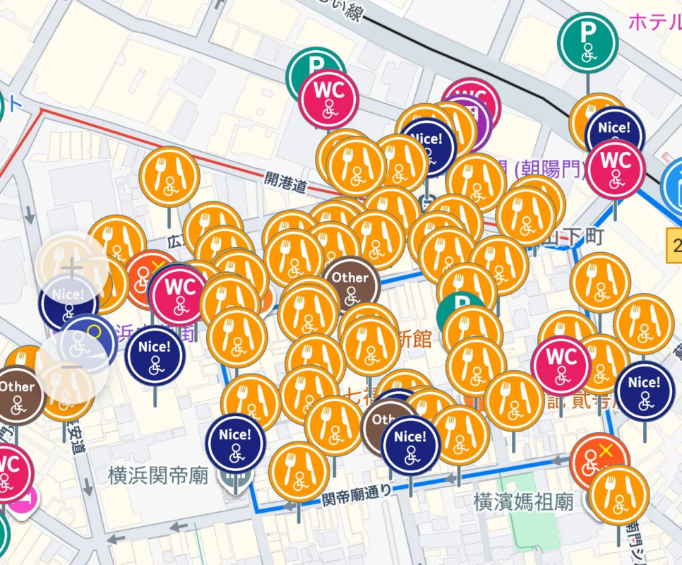 バリアフリー対応の飲食店、トイレ、駐車場などの施設情報が多数表示された地図
