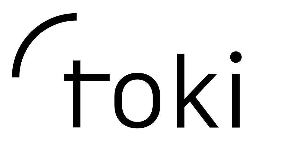 白地に黒い文字で「toki」と書かれたロゴマークです。文字の上には曲線的なデザイン要素が配置されており、シンプルでモダンな印象を与えます。