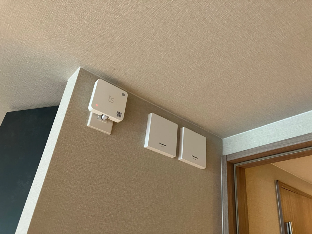 壁に設置された電子機器