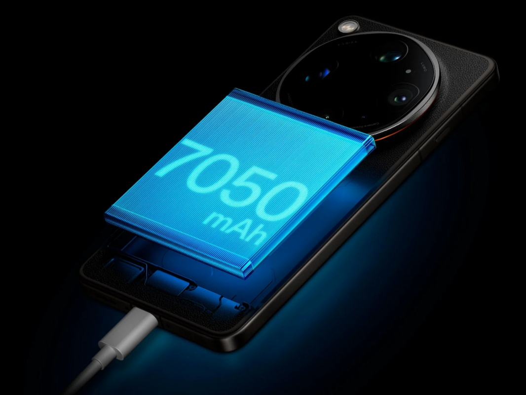 スマートフォンが充電中、7050 mAhのバッテリー容量を表示