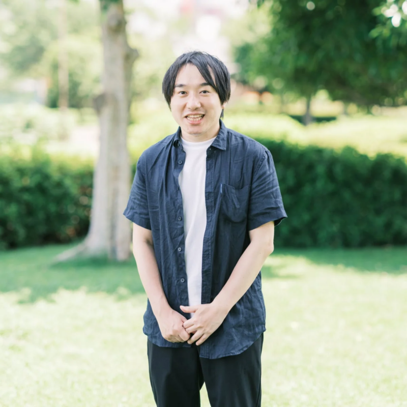 公園で笑顔を見せる堀井雄太氏