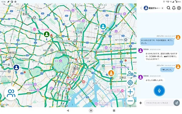 東京の地図とチャット画面が表示された配送管理アプリのスクリーンショットです。地図には交通状況や地点、ユーザーアイコンがあり、チャットではスタッフと管理者間で配送完了や追加業務の依頼といった業務連絡が行われています。