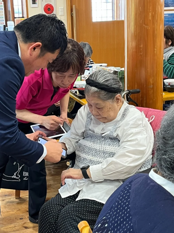 高齢者とデジタルデバイスの交流