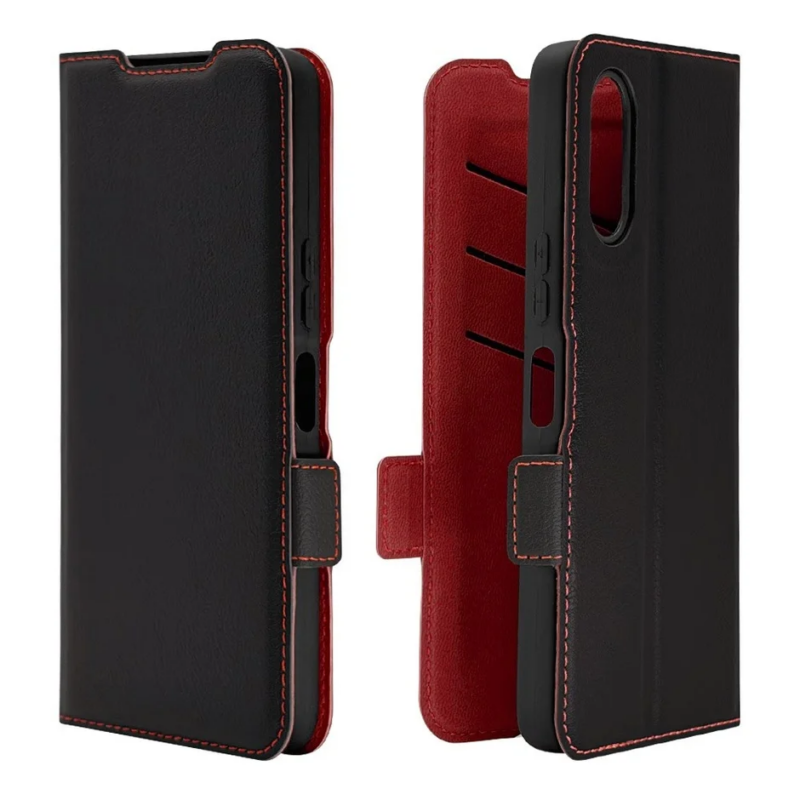 黒色の手帳型スマートフォンケース。外側は黒、内側は鮮やかな赤色で、オレンジ色のステッチがアクセントになっています。カードスロットとマグネット開閉式の留め具があり、スマートフォンを保護しながら収納できます。