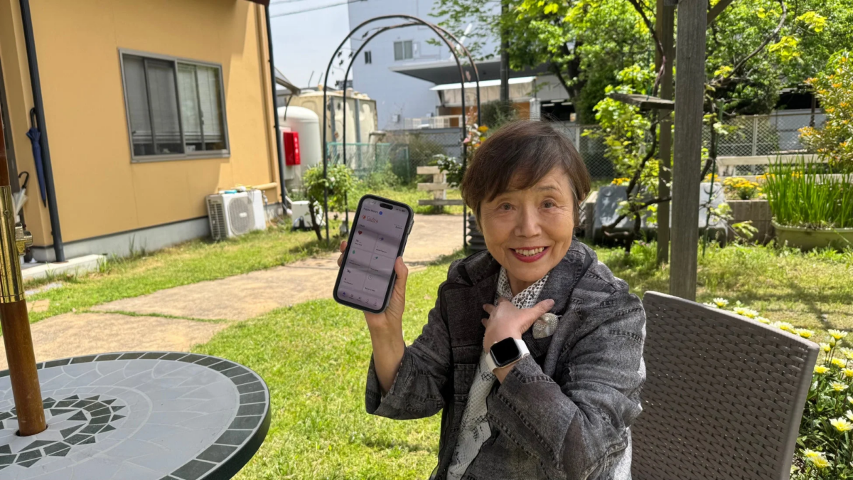 Apple Watchとスマホを見る高齢女性