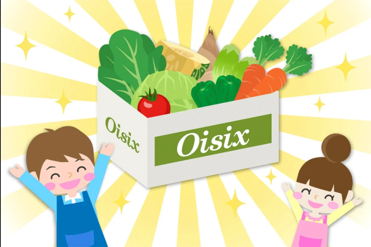 Oisixのロゴが入った箱いっぱいの新鮮な野菜と、それを囲んで笑顔で喜ぶ2人の子供が描かれたイラストです。明るい背景が健康的な食生活と喜びを表現しています。