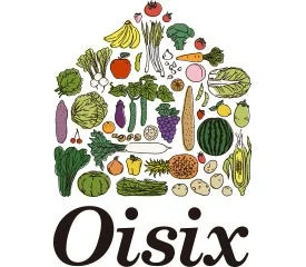 様々な種類の新鮮な野菜と果物が家の形に配置され、その下に「Oisix」のロゴが書かれているイラストです。健康的な食生活や食品宅配サービスを連想させます。