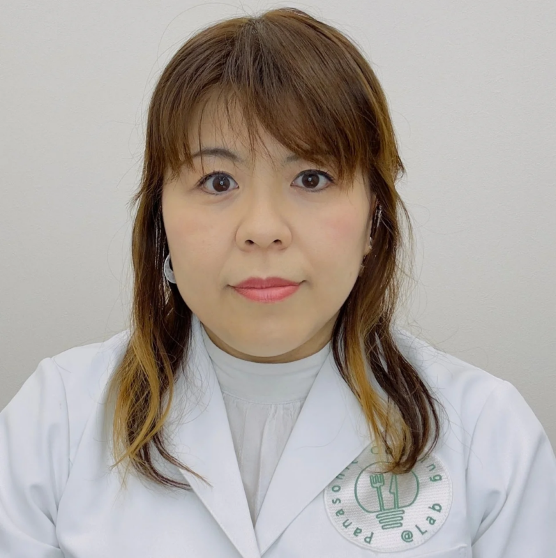 Fooding Panasonic @Labのロゴワッペンがある白衣を着た女性のポートレート