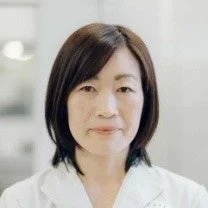 白衣を着用した中高年の日本人女性のポートレート