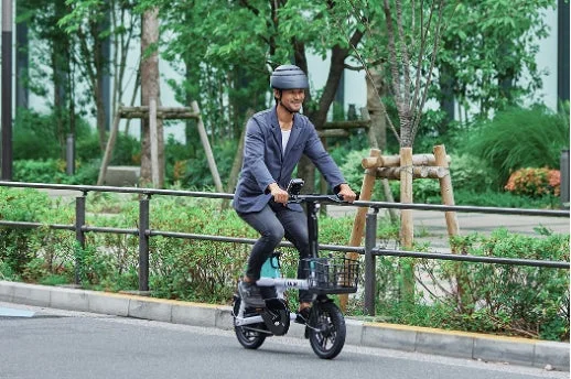 電動自転車,スクーター,男性,ヘルメット,街路,移動,笑顔,カジュアル,公園,通勤