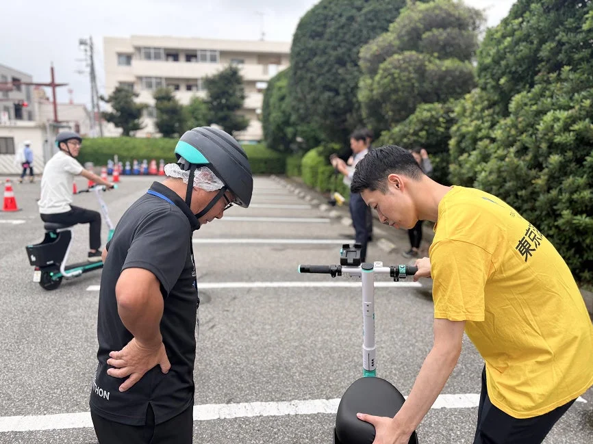 安全講習会で電動キックボードの操作を学ぶ参加者