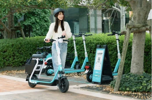 女性,ヘルメット,電動スクーター,電動キックボード,LUUP,シェアリング,街中,モビリティ